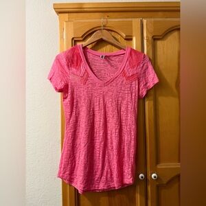Buckle BKE Vibrant Pink Short Sleeve V-Neck Tee